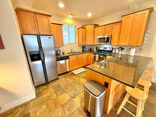 Building Photo - 625 E 200 S