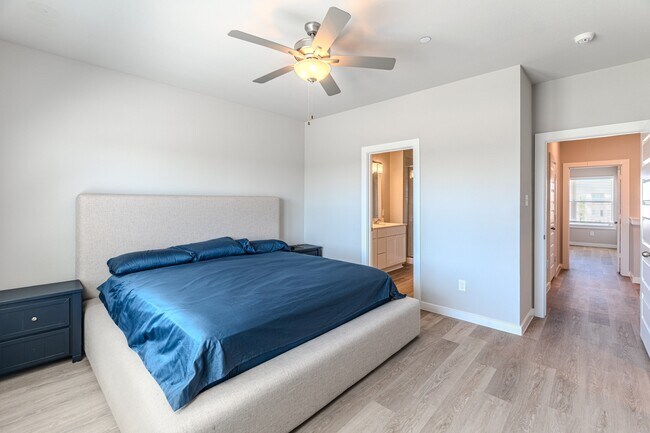 Building Photo - 494 S Centro Cir