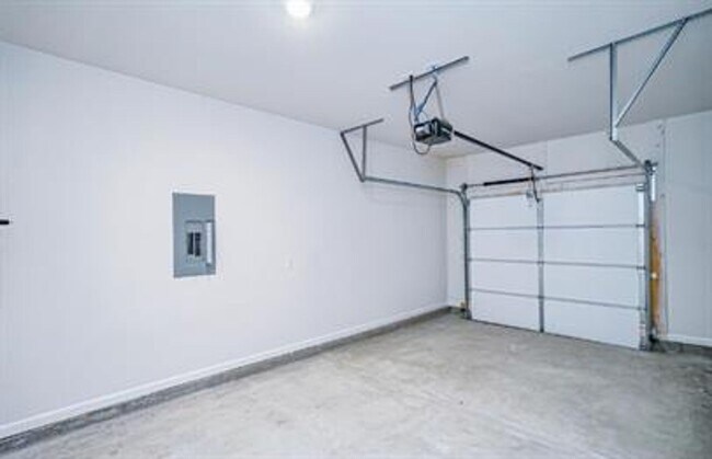 Building Photo - Spacious 3/2 Available Now!