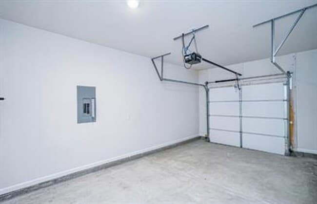 Building Photo - Spacious 3/2 Available On October 1st!