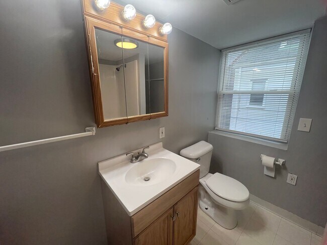 Building Photo - Beautiful 4 Bedroom/ 2 Bath with private c...