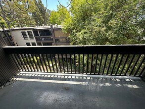 Building Photo - Top-Floor Corner Unit | 3BR in Cross Creek Village, Playa del Rey