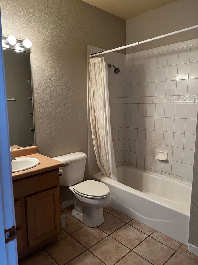 Building Photo - Super spacious 1 bedroom in town!