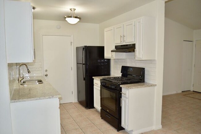 Building Photo - Charming & Newly Remodeled 2 bed 1 bath home