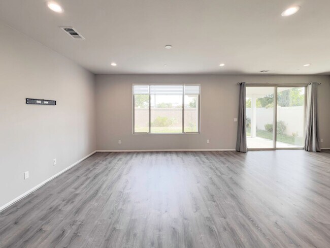 Building Photo - Beautiful 2 Story 5 Bedroom SOLAR Home + L...