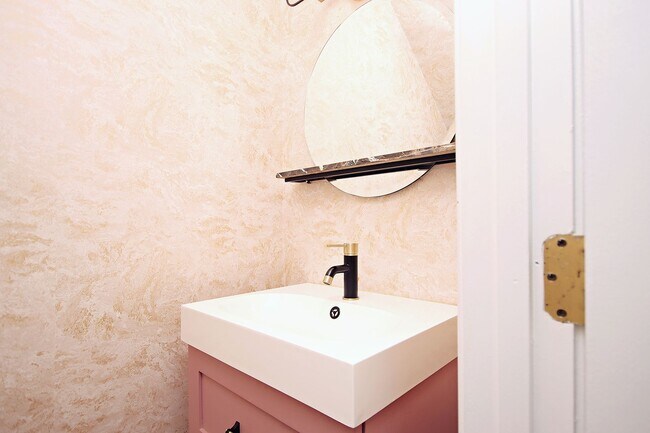 Building Photo - Pet-Friendly Duplex With Fenced Yard