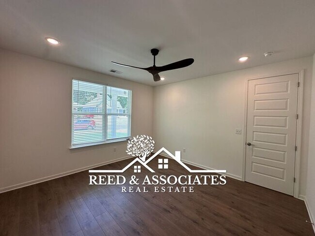 Building Photo - Newly Built Property with Convenient Midto...