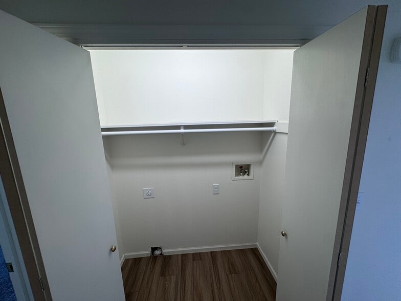 Building Photo - 629 E Pine St