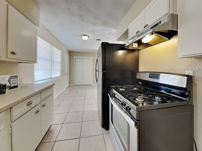 Building Photo - 2925 Caribbean Dr