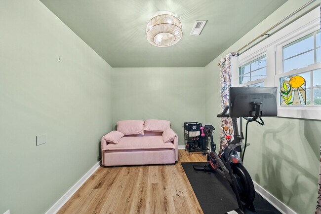 Building Photo - Durham's Best Ranch!