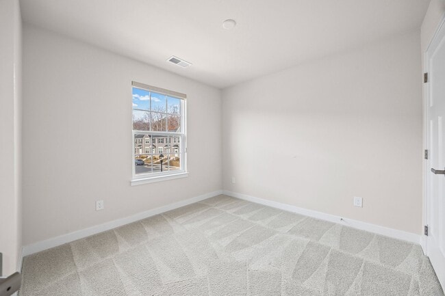 Building Photo - Like new 3-bed, 2.5 bath townhome in Cramerton Mills Parkway!