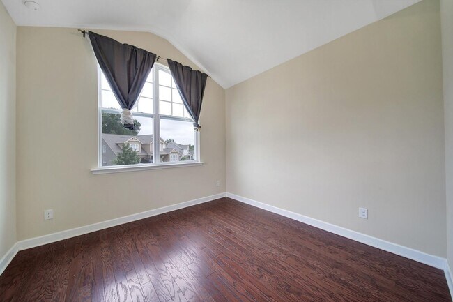 Building Photo - Gorgeous 4 Bed 3.5 Bath Home with Basement...