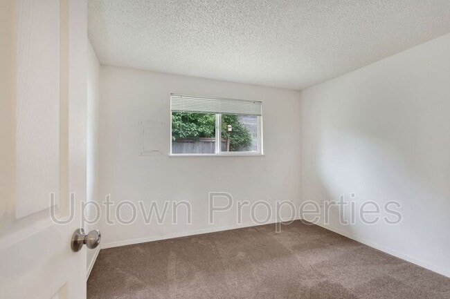 Building Photo - 6808 N Richmond Ave