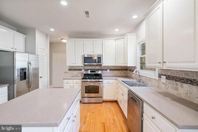 Building Photo - 2038 Madrillon Rd