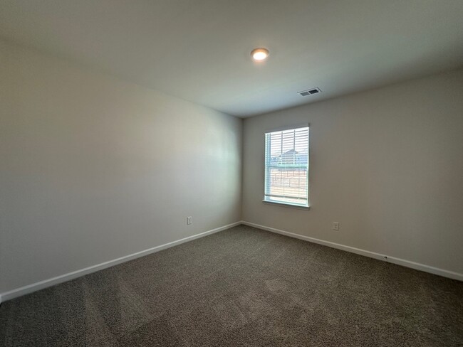 Building Photo - Brand New Home