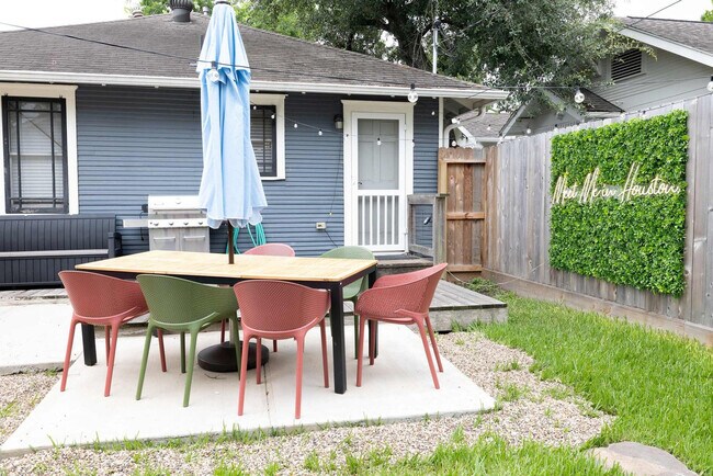 Building Photo - 725 Peddie St