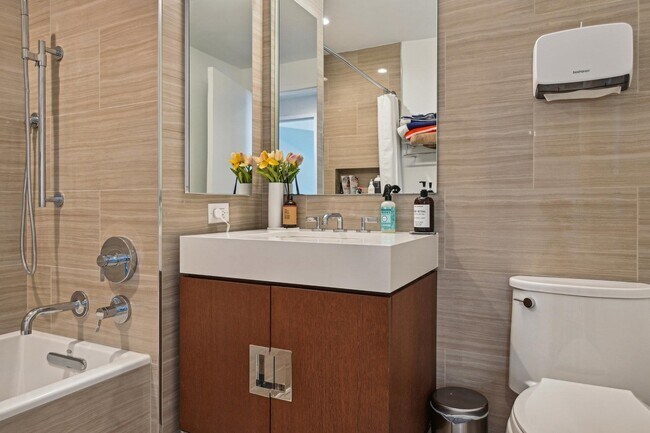 Building Photo - 99 Hudson St