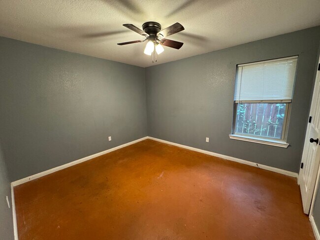 Building Photo - Lacy Lakeview Duplex