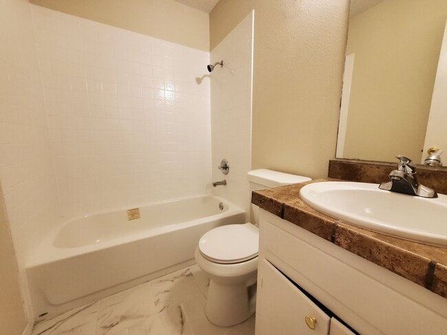 Building Photo - Nice family 3 bedroom and 2 bath home in a...