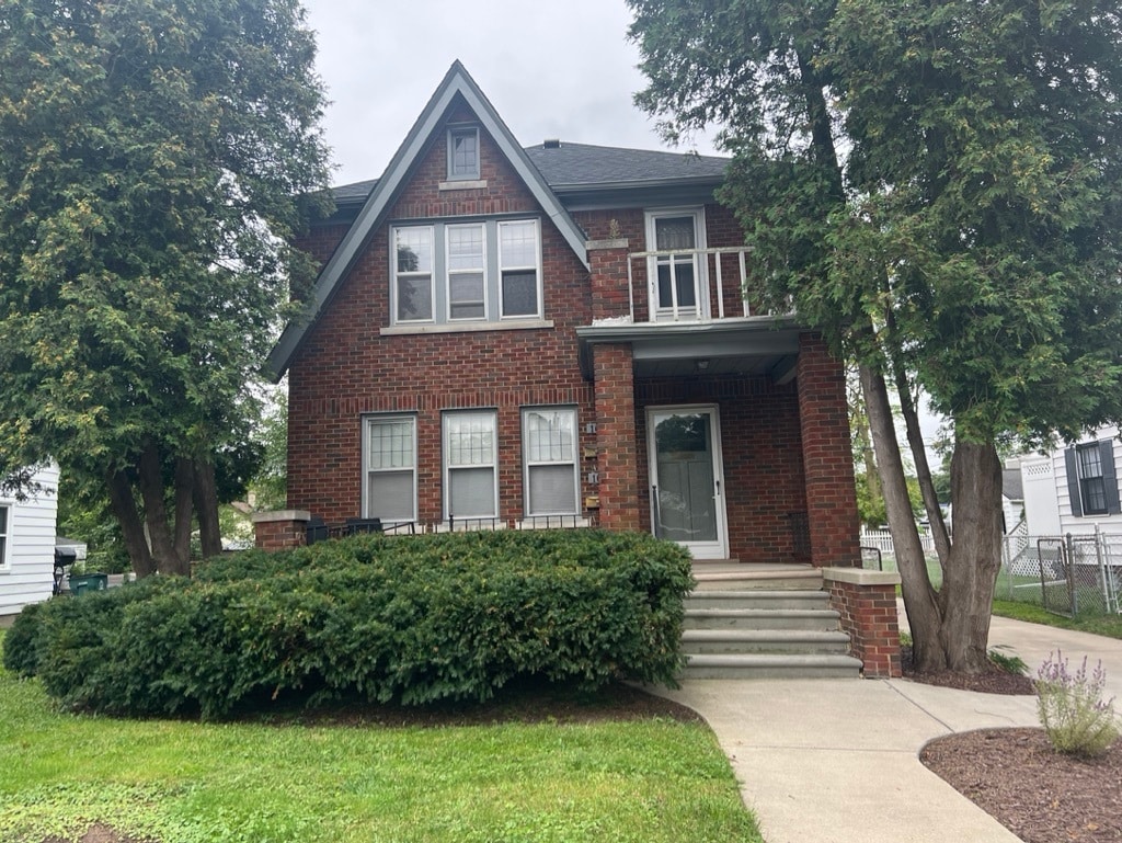 Main entry - 164 Jewell St