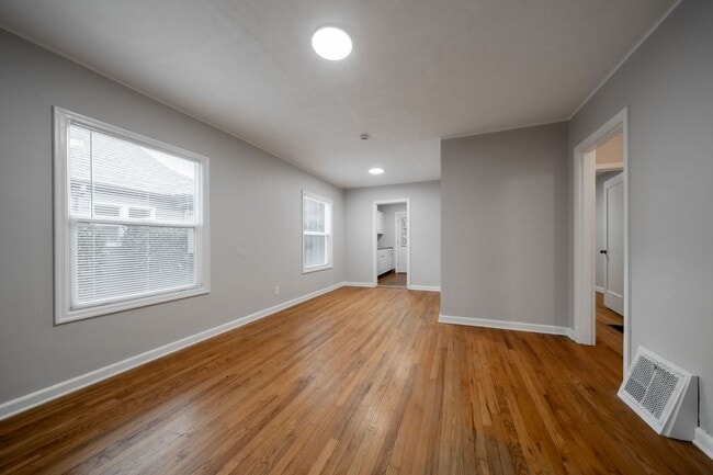 Building Photo - Delightful Updated 1-bedroom unit.