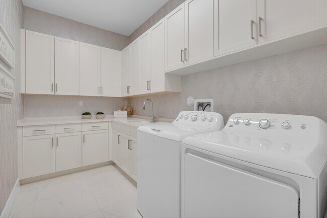 Building Photo - 17112 Aquavera Way