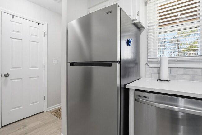 Building Photo - 808 Kendall Dr