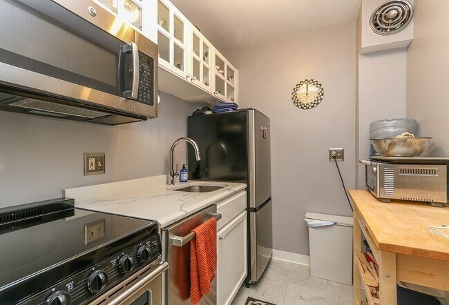 Building Photo - 319 Dartmouth St