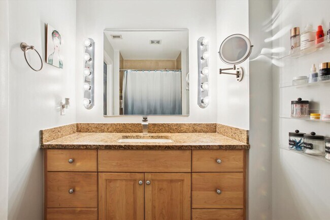 Building Photo - Incredible 1BR/1BA Condo INCLUDES Garage Parking in Vibrant Mount Vernon Triangle!