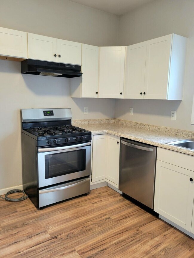 Building Photo - Renovated and Move in Ready...769 Condit, ...
