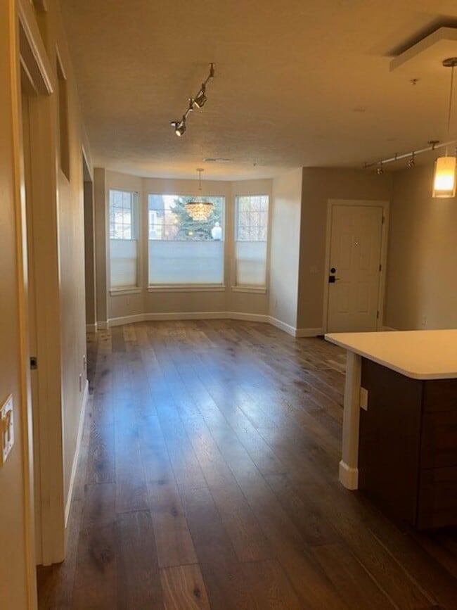 Building Photo - Stunning-Updated-Unfurnished Condo @ Hyde Park Place!