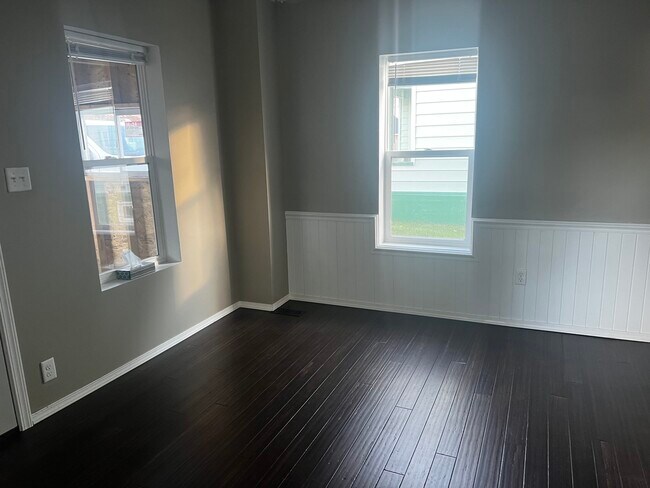 Building Photo - 313 Victoria Ave