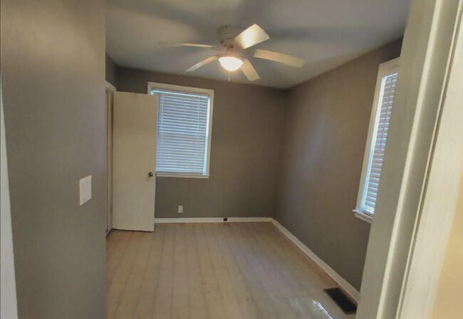 Building Photo - 3 bd/1 bth w/fenced yard. Close to all things Nash!
