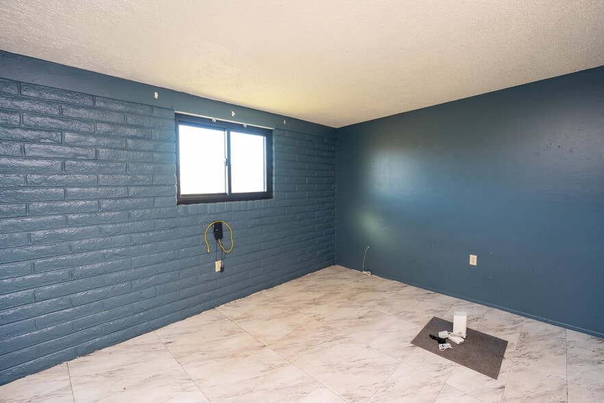 Building Photo - 702 N Skyline Dr