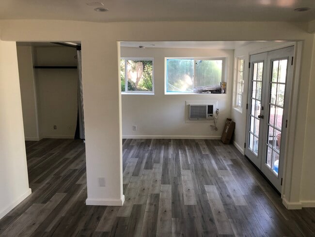 Building Photo - 2418 Loma Vista Pl