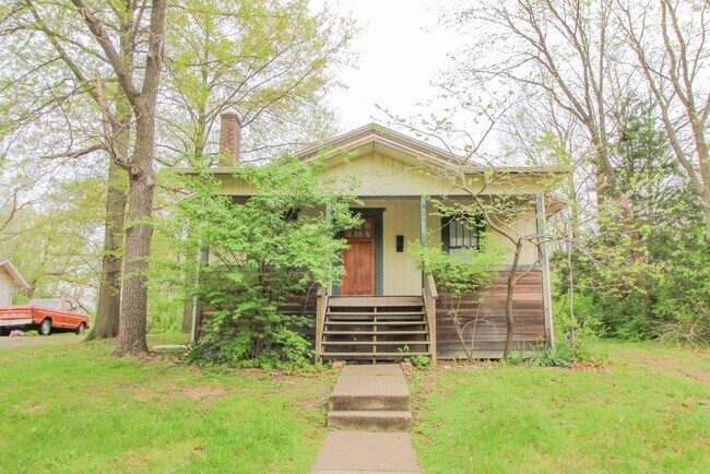 Building Photo - 1721 Cliff Dr