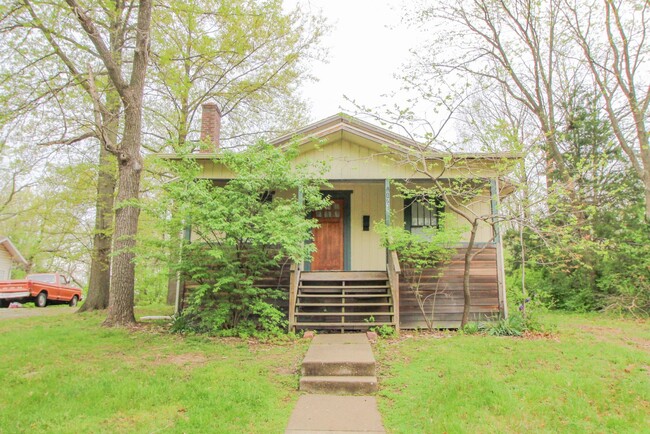 Building Photo - Charming home in the East Campus neighborhood