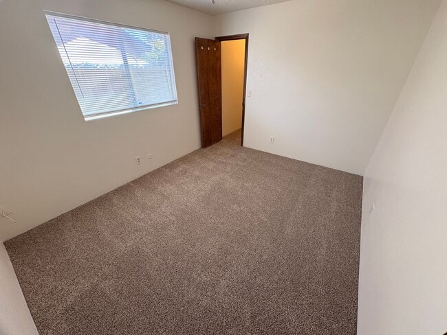Building Photo - Nice 2 bedroom, 2 bathroom home for Rent in North Visalia.