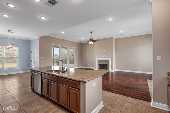 Building Photo - 3 Bedroom 2 Bath in Cypress Bend