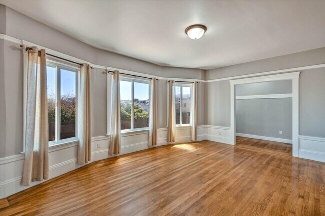 Building Photo - 566 21st Ave