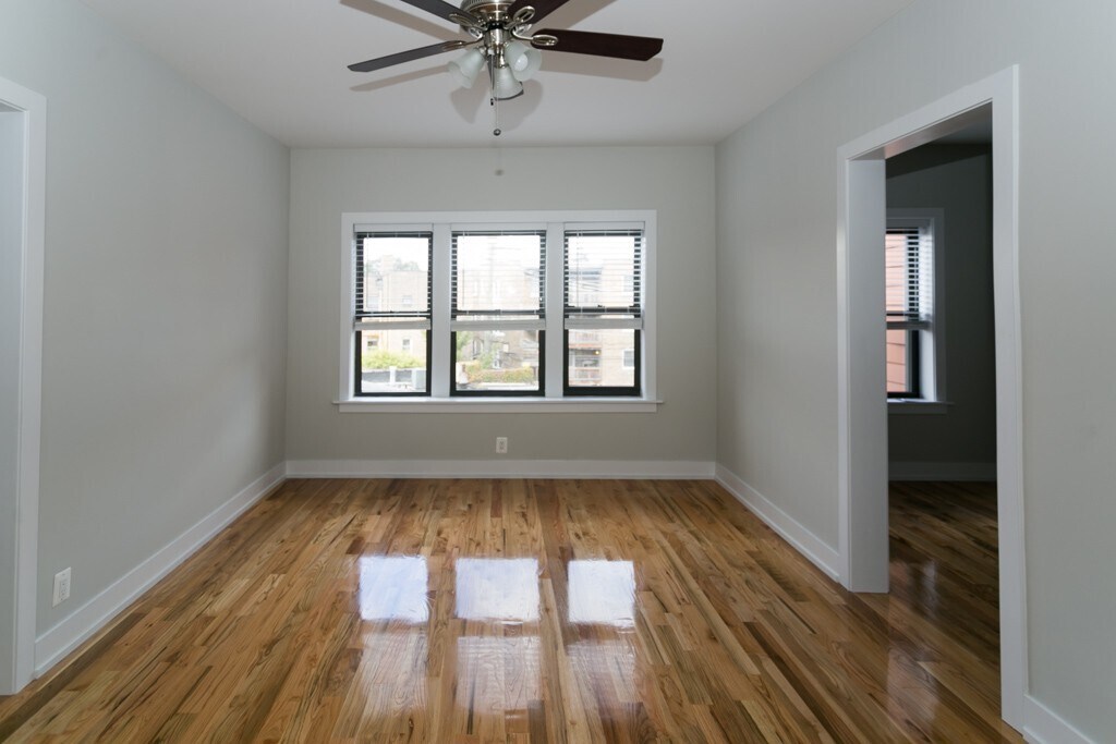 Building Photo - 2226 W Wilson Ave