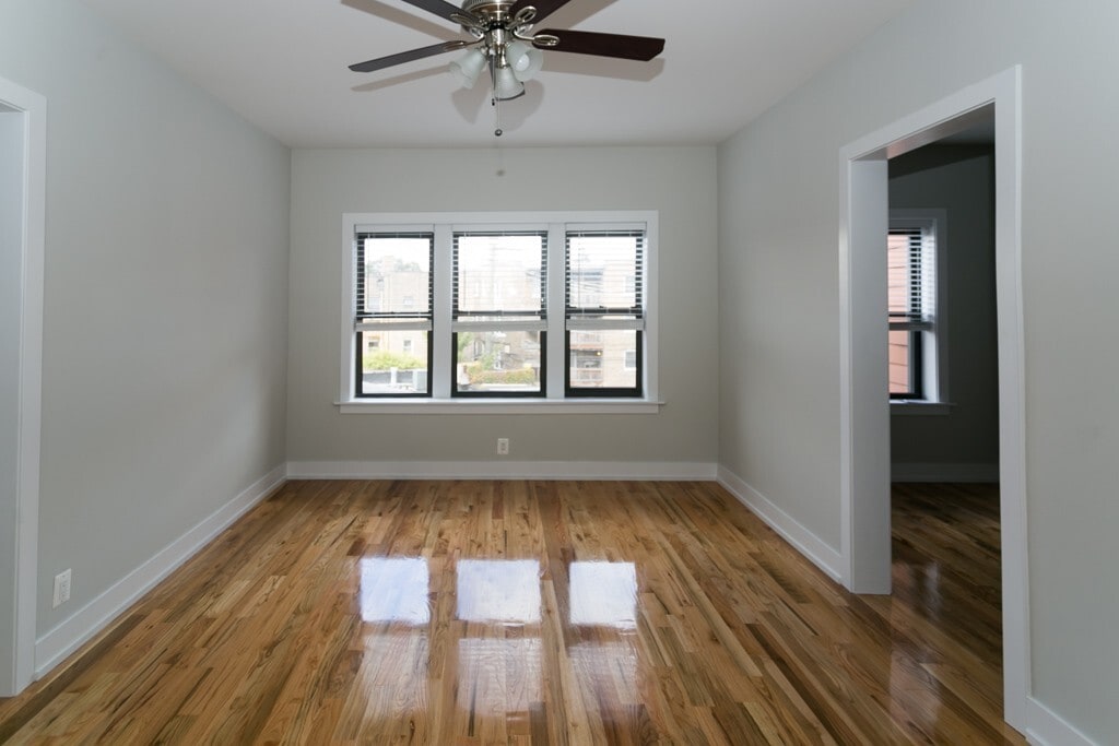 Building Photo - 2249 W Wilson Ave