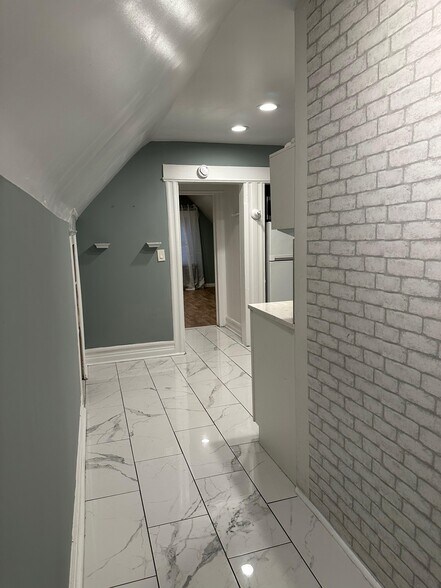 Building Photo - 305 Woodside Ave