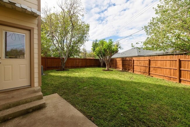 Building Photo - 2102 Laura Ct