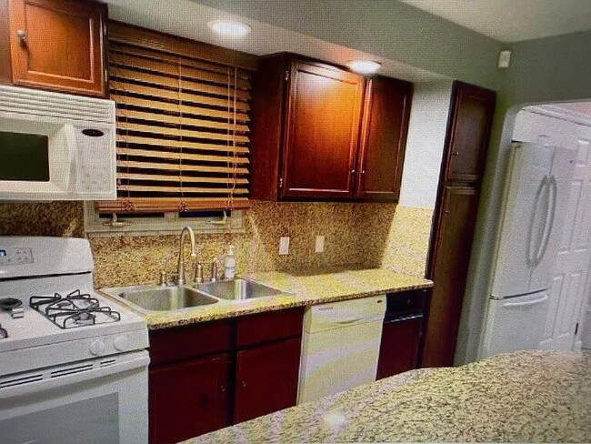 Building Photo - Welcome to this beautiful single-family home in South Euclid, OH.