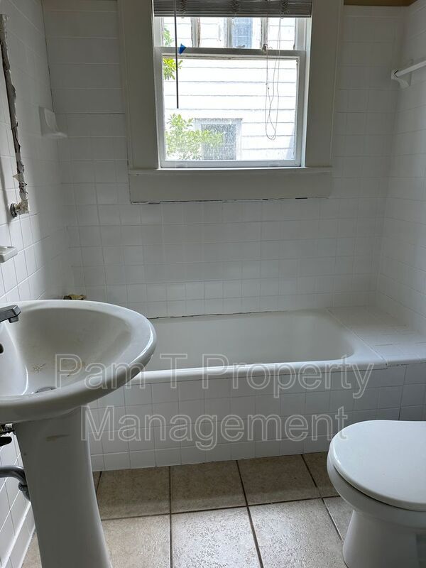 Building Photo - 724 E 49th St