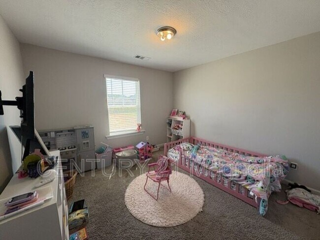 Building Photo - 560 Hampton Dr