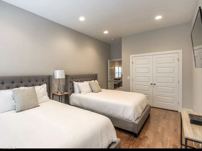 Building Photo - 4 br, 2.5 bath House - 421 Moore Avenue B