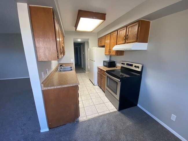 Building Photo - Large 2 bed 1 bath Top Floor Condo
