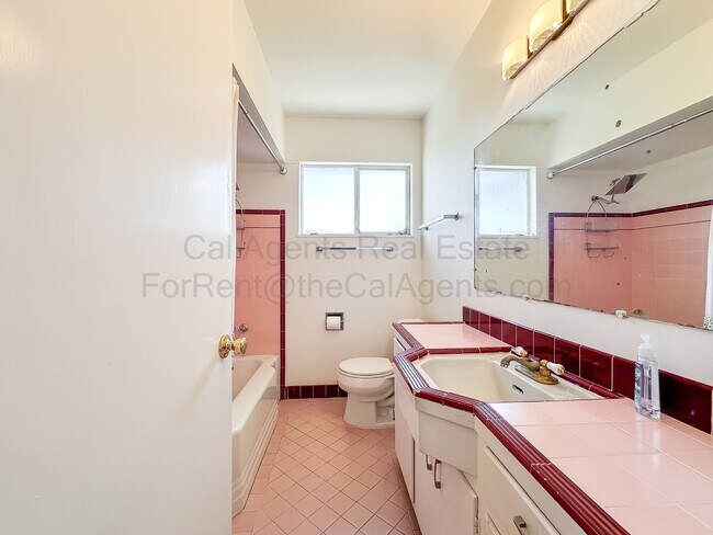 Building Photo - 7019 Outlook Ave